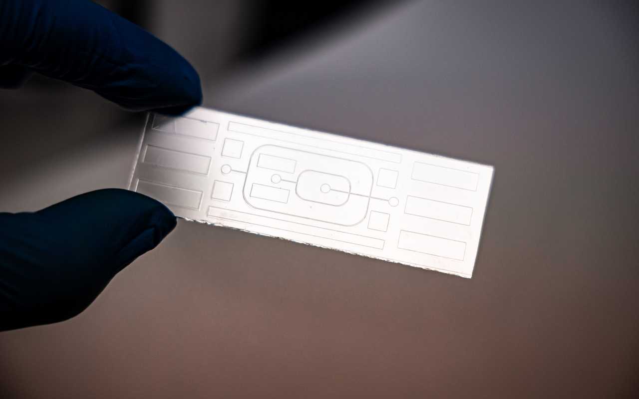 Учёные ЛЭТИ разработали микрофлюидные чипы для синтеза медицинских наночастиц