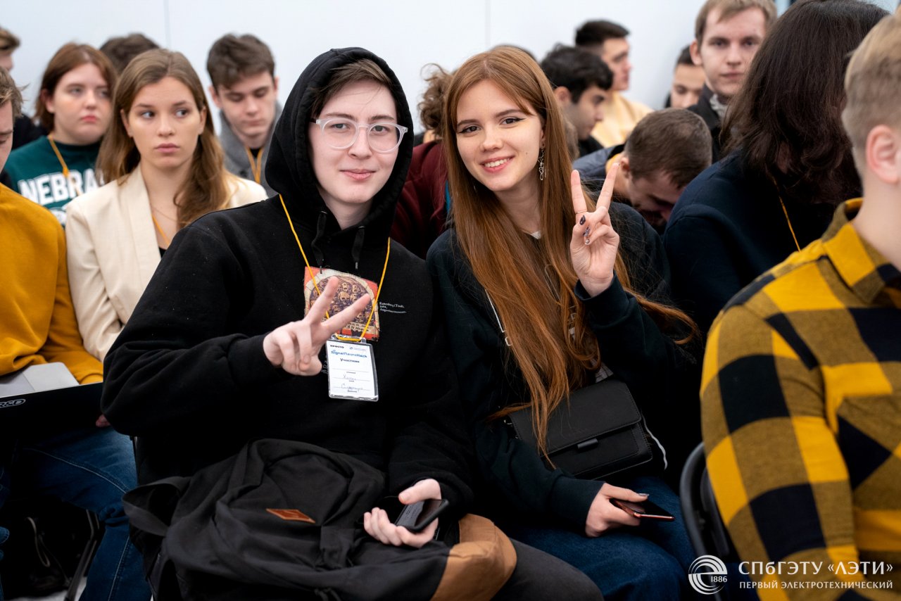 Далее председатель оргкомитета хакатона, декан факультета компьютерных техн...